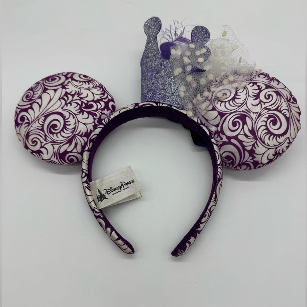 Disney Parks Minnie Mouse Headband in purple and white.